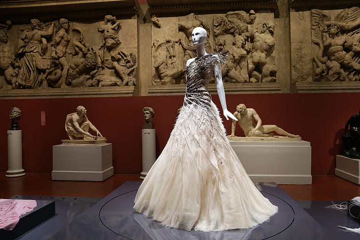 Fashion in Museums: Curating Fashion Exhibits and Installations